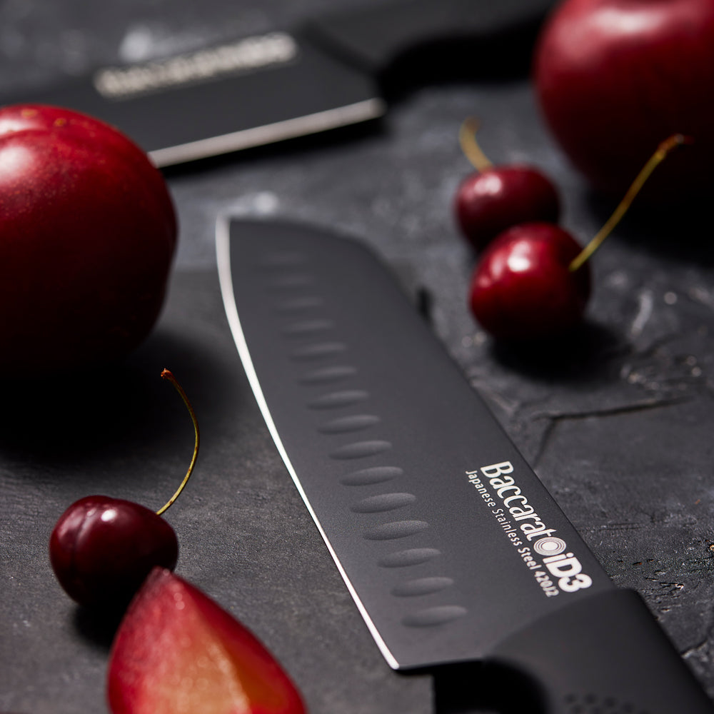 Stylish knife block with six sleek knives and vibrant apples in the background - Baccarat id3 kuro