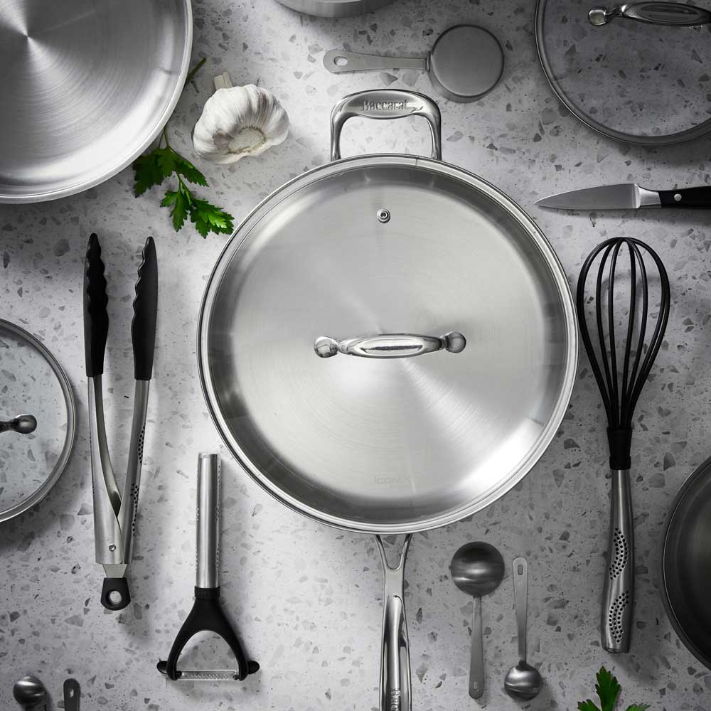 A sleek sauté pan with a glass lid that gleams in the light - silver cookware - Baccarat iconix