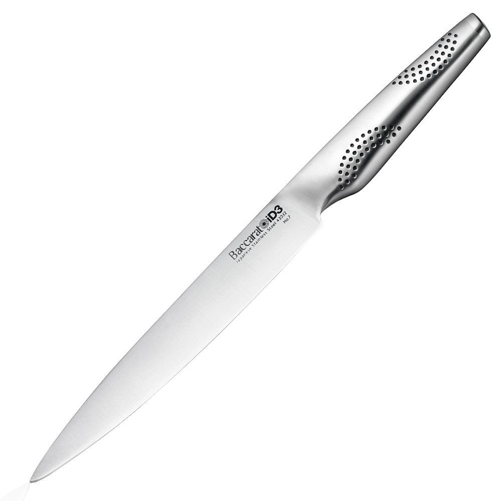 Person carving a roasted chicken on a wooden board with a smooth cutting edge - Baccarat ID3