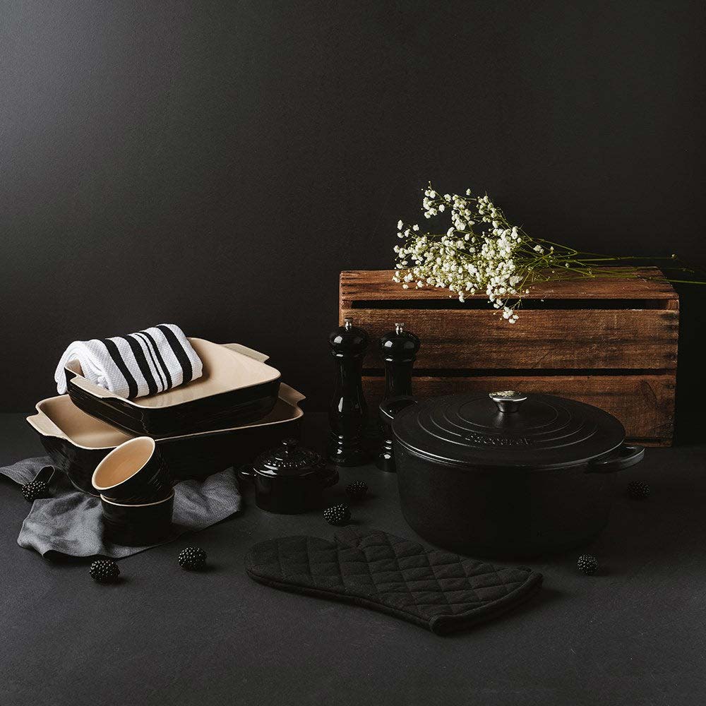 Elegant cast iron round french oven with white flowers and wood accents - Baccarat Le Connoisseur