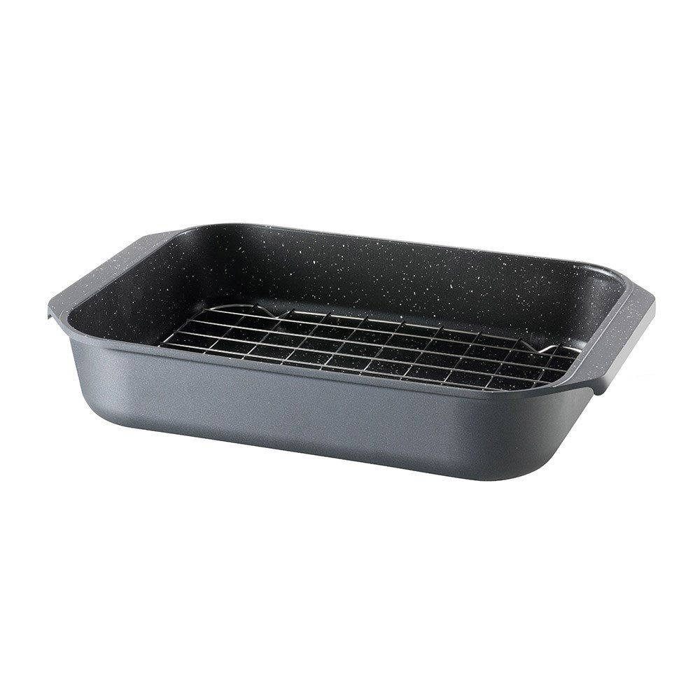 Golden crisp roasted turkey with potatoes and onions in a non stick roaster 34cm black - Baccarat