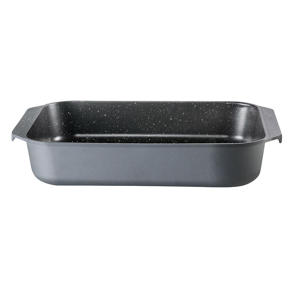 Golden crisp roasted turkey with potatoes and onions in a non stick roaster 34cm black - Baccarat