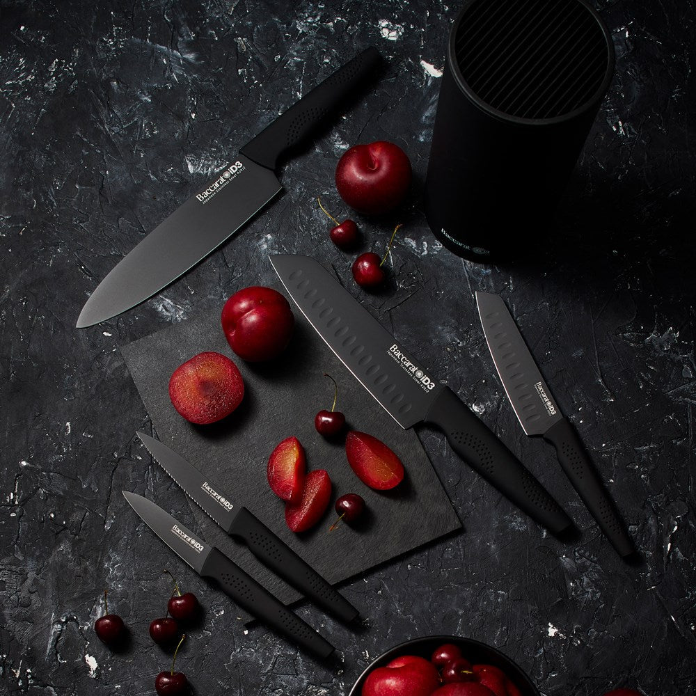 Stylish knife block with six sleek knives and vibrant apples in the background - Baccarat id3 kuro