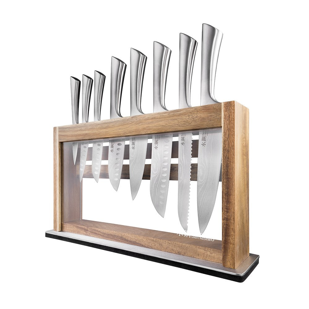 Slices of peaches on a wooden board next to a salad bowl and knives in the background - Baccarat