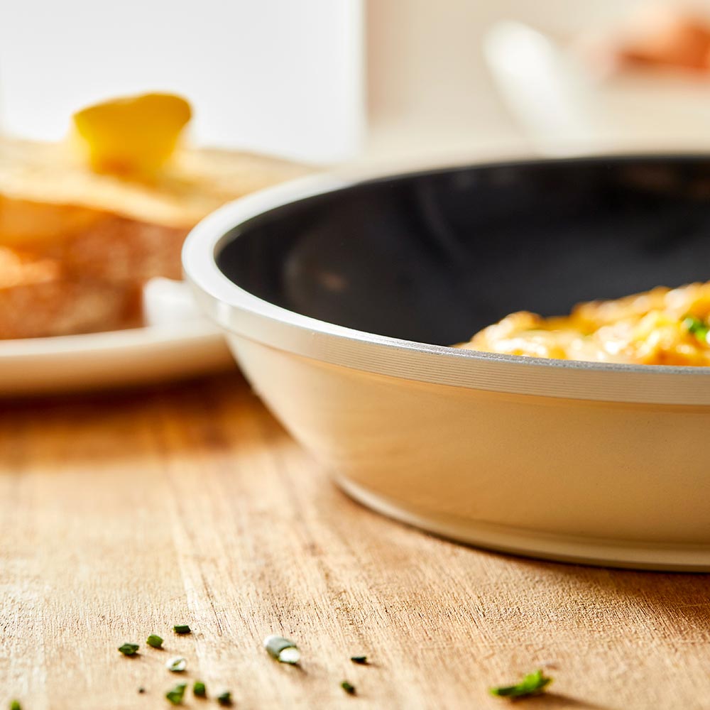 Aerial view of a non-stick frying pan with a black handle kitchen cookware 28cm - Baccarat culinarix