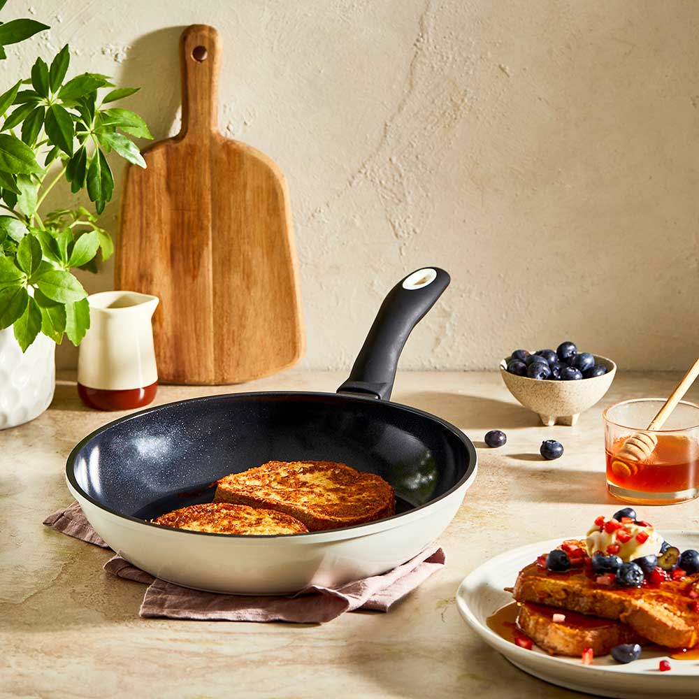 delicious breakfast with blueberries cream syrup honey rustic ambiance cream frypan 24cm - Baccarat
