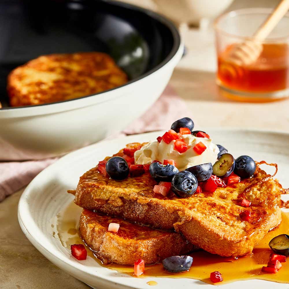 delicious breakfast with blueberries cream syrup honey rustic ambiance cream frypan 24cm - Baccarat