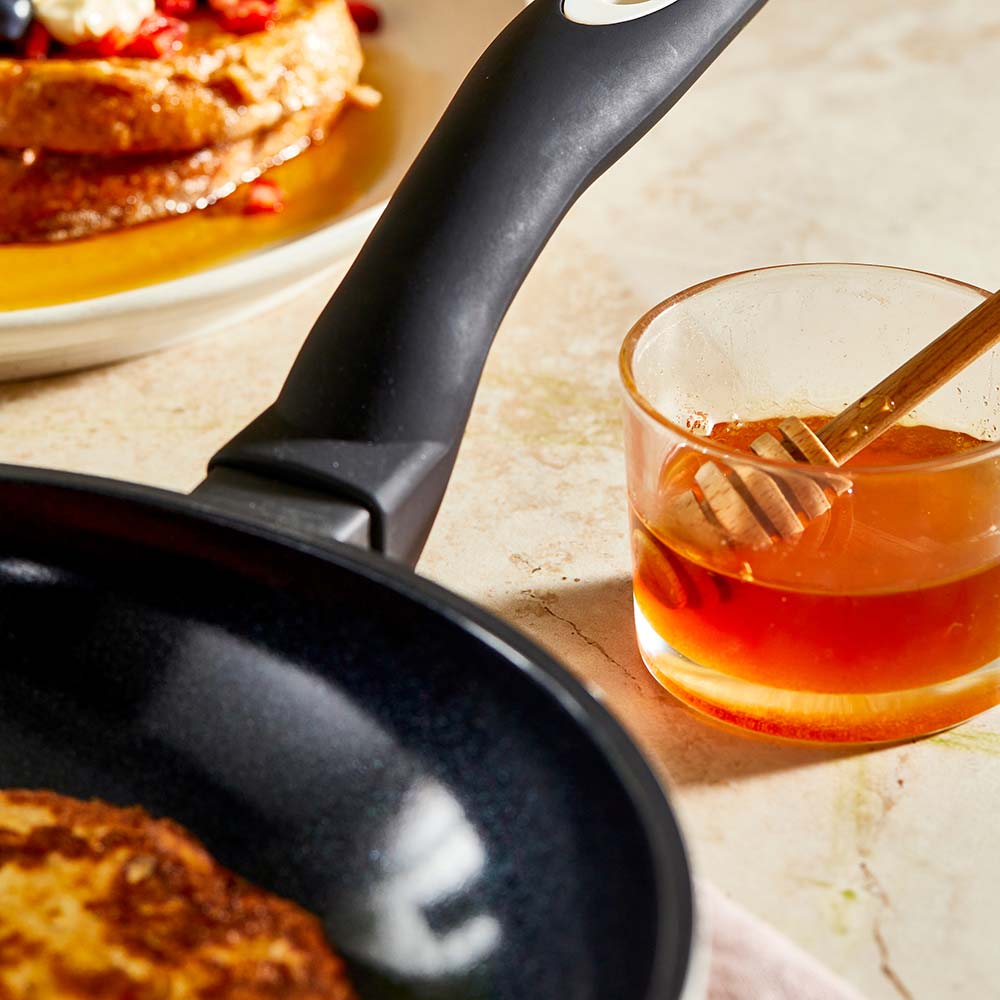 delicious breakfast with blueberries cream syrup honey rustic ambiance cream frypan 24cm - Baccarat