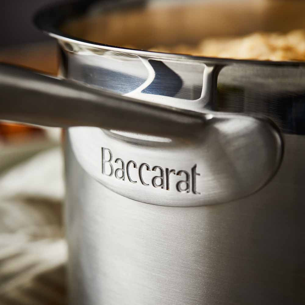 Close-up of a smooth stainless steel saucepan with lid 16cm - Baccarat id3 stainless steel saucepan