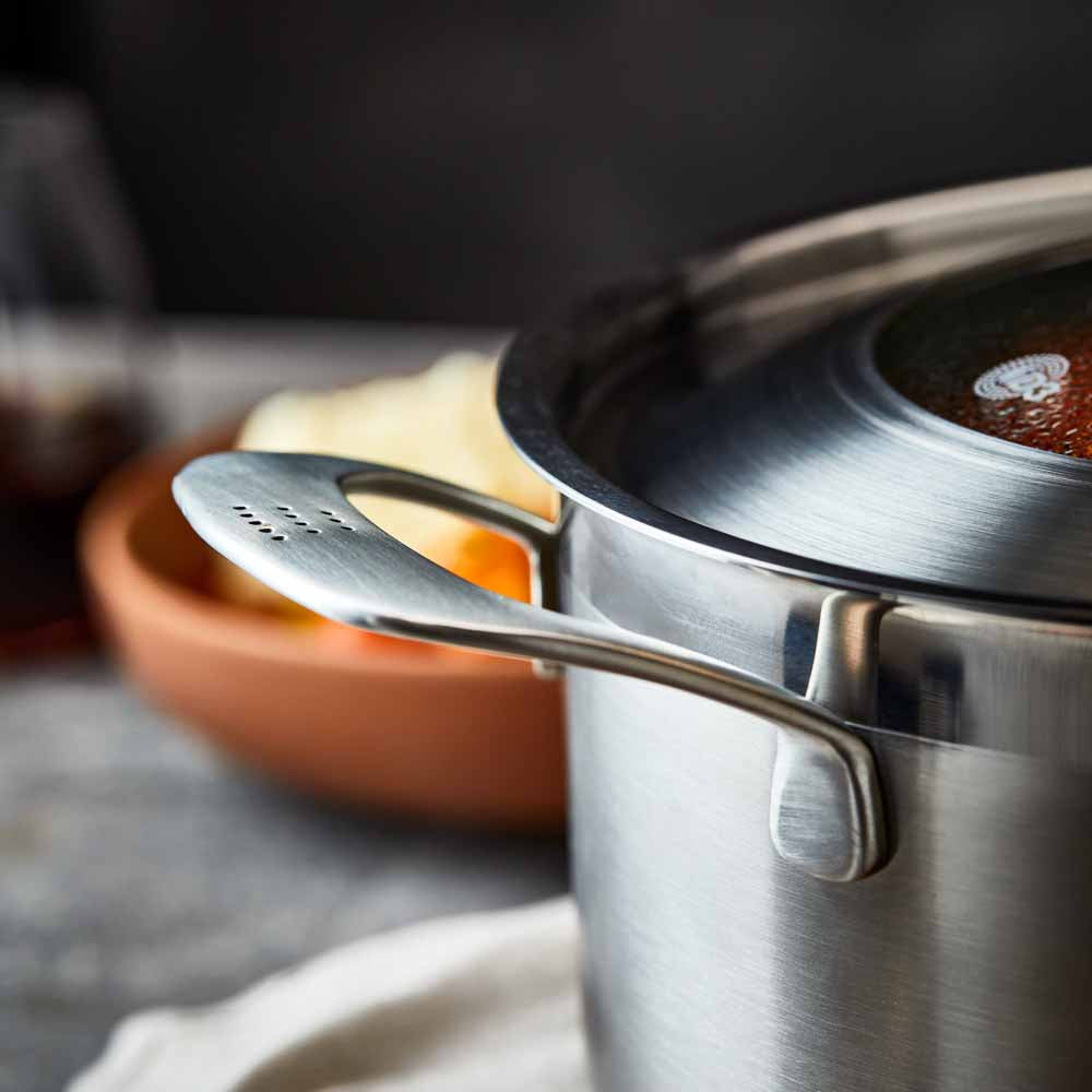 Shiny silver pot with a lid featuring a sleek handle design stainless steel saucepan 20cm - Baccarat