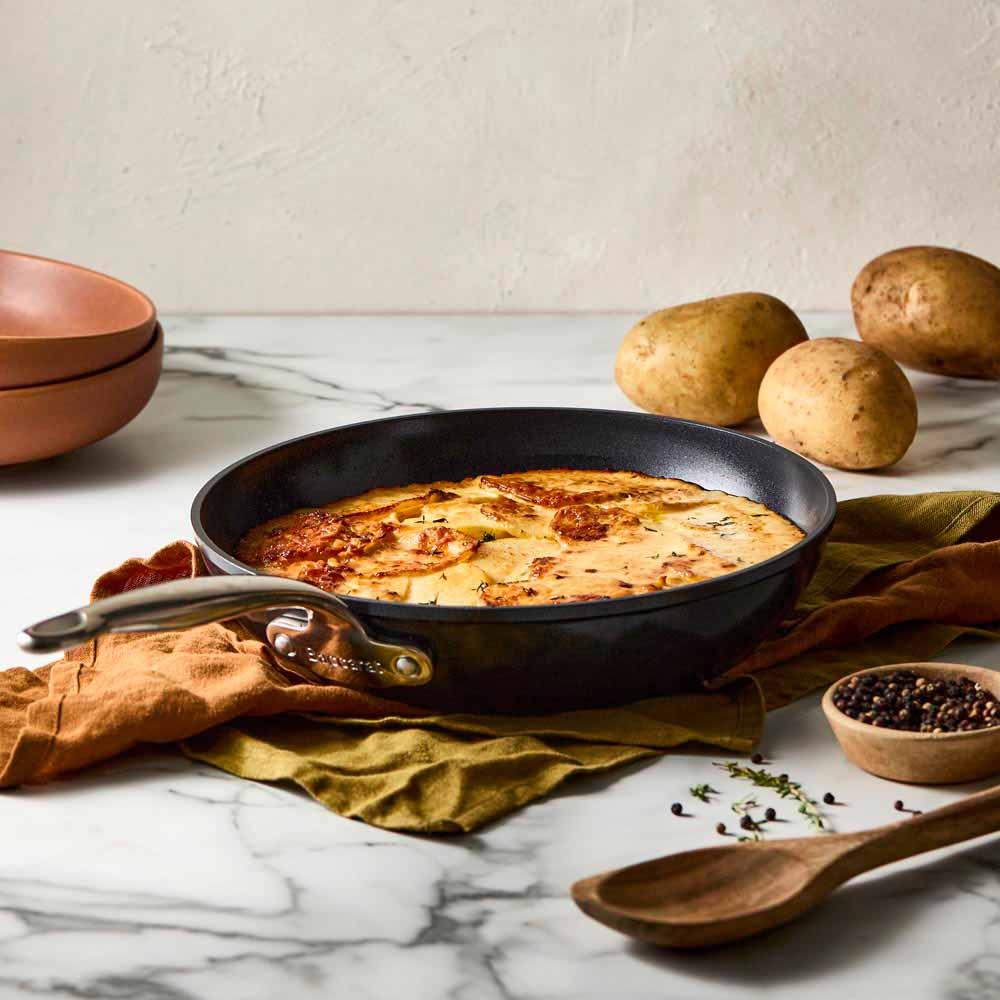 golden baked dish on a cloth featuring crispy edges ceramic frypan 24cm - Baccarat le connoisseur