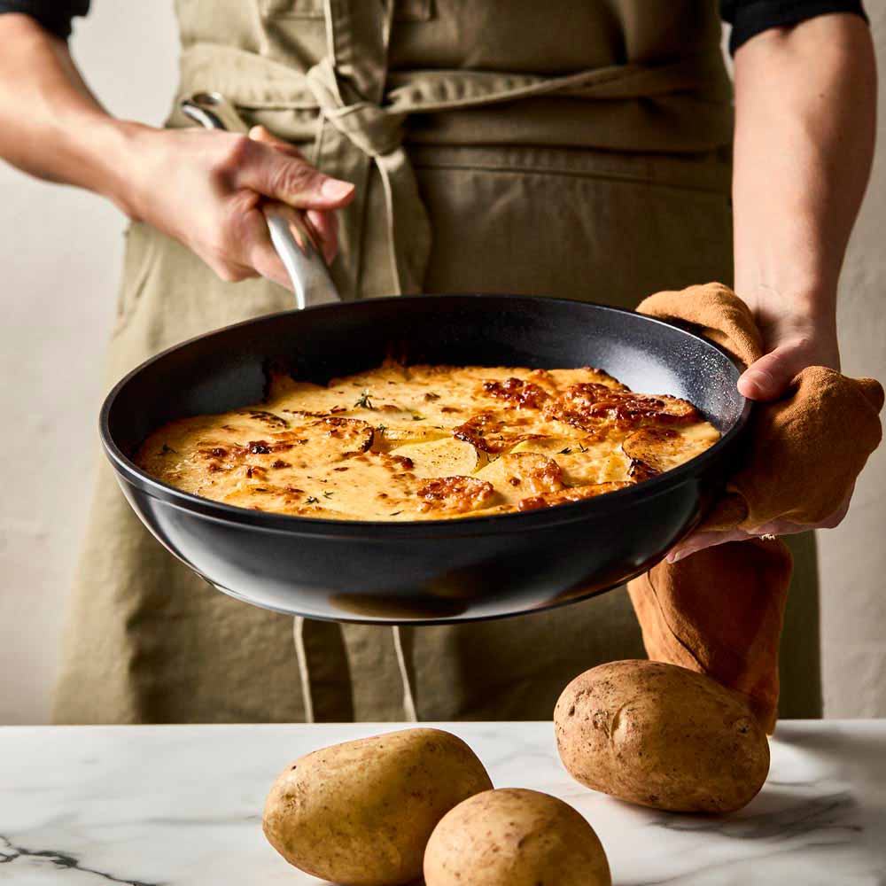 golden baked dish on a cloth featuring crispy edges ceramic frypan 24cm - Baccarat le connoisseur