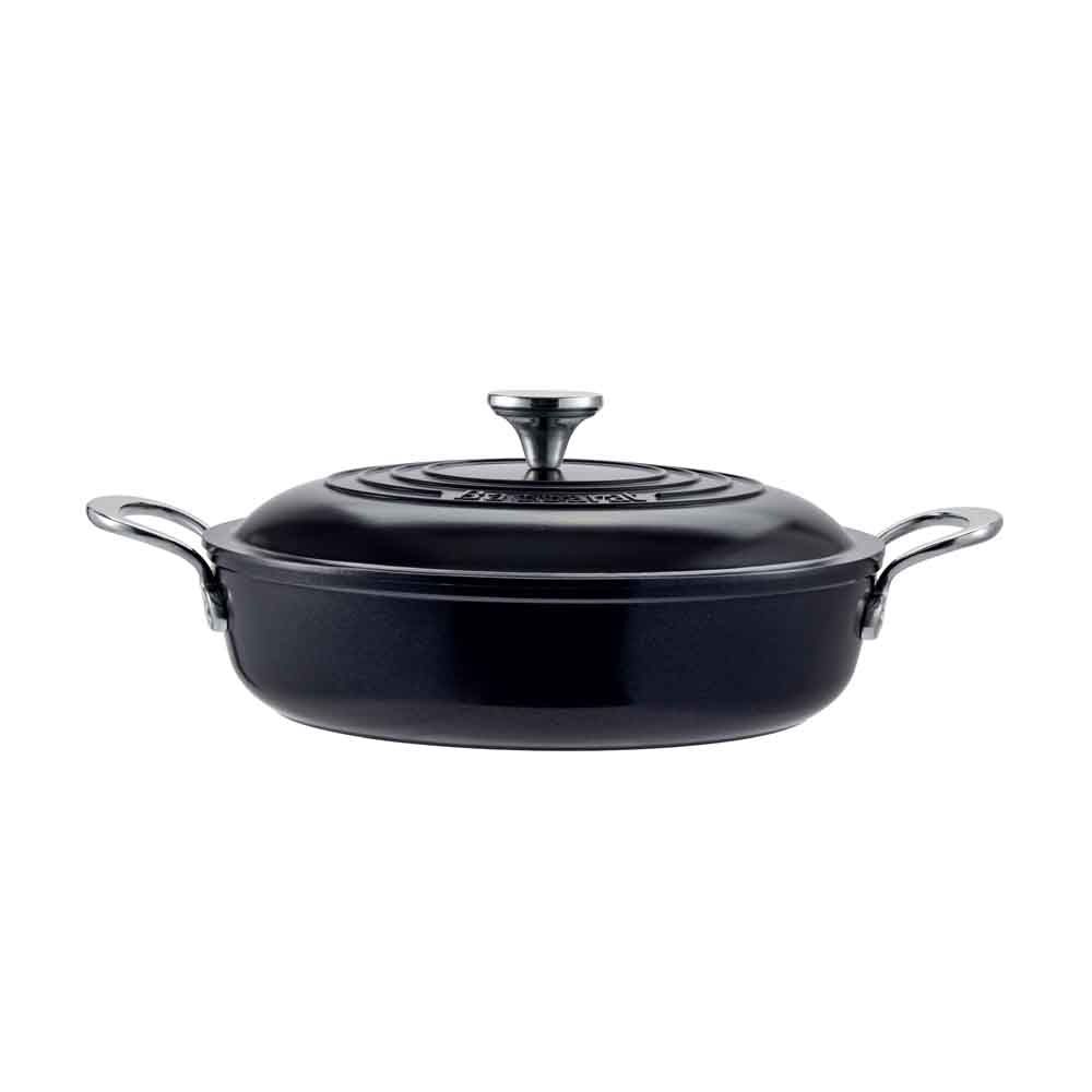 Roasted chicken with vegetables in a black frypan on a wooden board black frypan 28cm - Baccarat