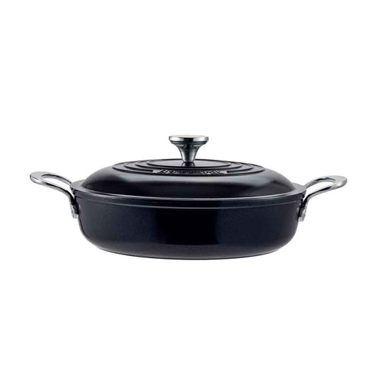 Roasted chicken with vegetables in a black frypan on a wooden board black frypan 28cm - Baccarat