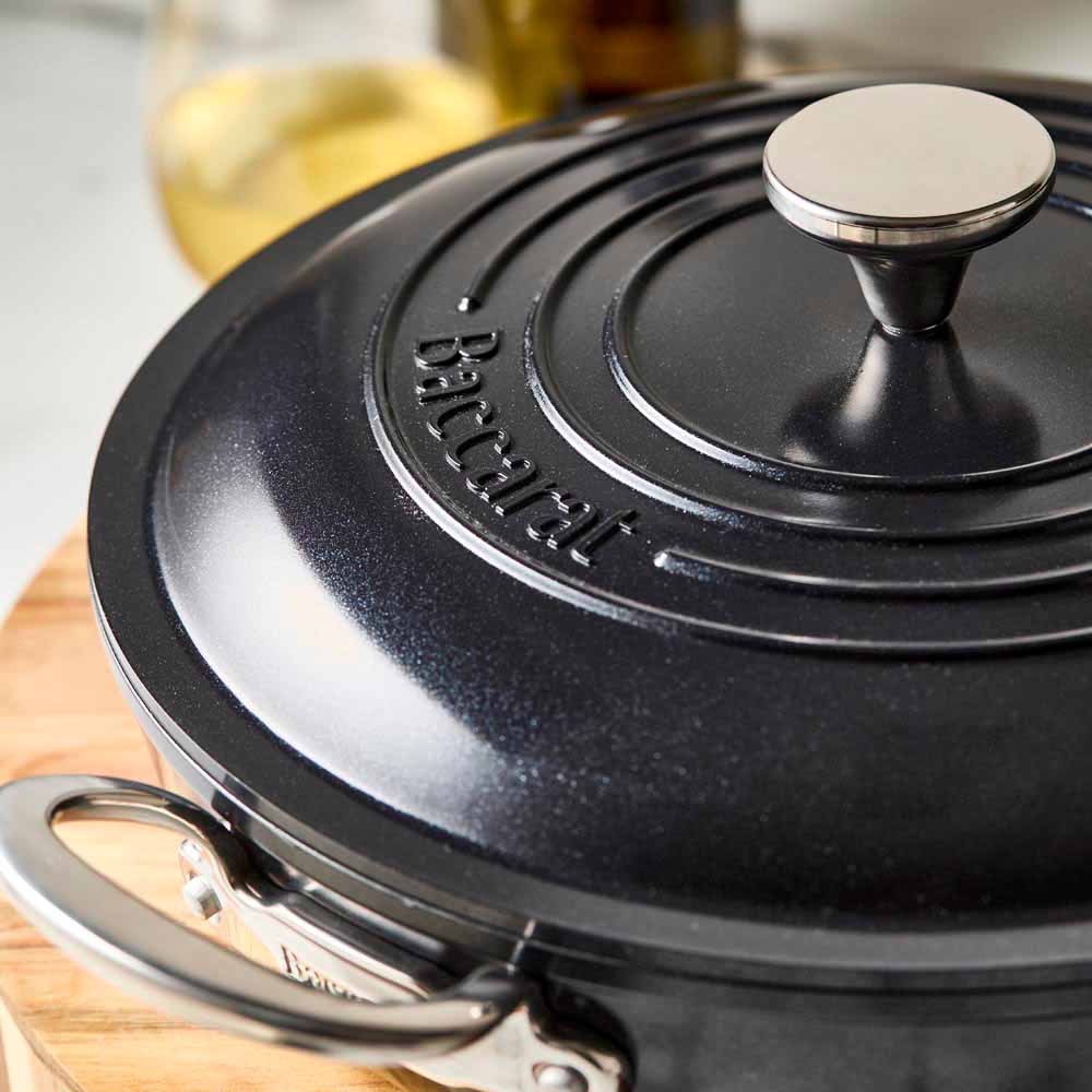 Roasted chicken with vegetables in a black frypan on a wooden board black frypan 28cm - Baccarat
