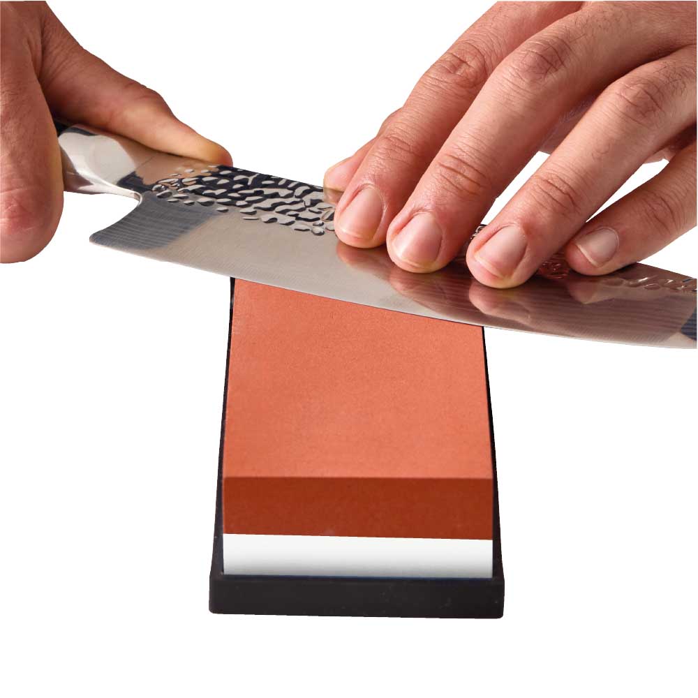 Man sharpening knife with Whetstone 600/2000 - Baccarat
